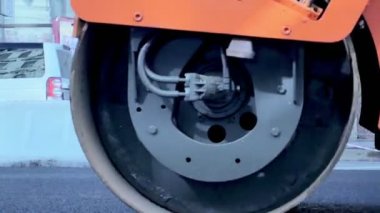 Bir Avrupa şehri tarihi merkezinde yol asfalt, yol işçileri koydu