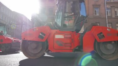 Bir Avrupa şehri tarihi merkezinde yol asfalt, yol işçileri koydu