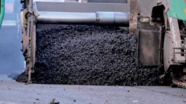 Asfalt finişer makine yol yapımı sırasında yol inşaat ekibi asfalt katman uygulamak