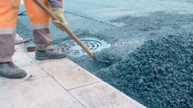 Bir Avrupa şehri tarihi merkezinde yol asfalt, yol işçileri koydu