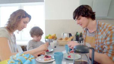 mutlu Beyaz aile doğum günü kutluyor