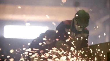 Endüstriyel değirmeni endüstriyel atölye ambarındaki metal parçalar kullanarak alt