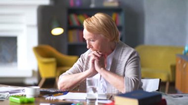 emekli yaşlı beyaz bir kadın tıp uyuşturucu ile ilgili