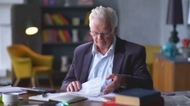 Komuta sizde endişeler hakkında onun faturalarını, dolly. Hesap makinesinde dikkate alır ve altüst olur