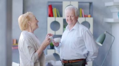 mutlu çift eski çay içme sevgi dolu ve birbirimizi karşısında konuşurken