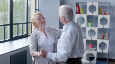 Aktif emeklilik ve boş zaman faaliyetleri, yaşlı bir çift, mutluluk dansı