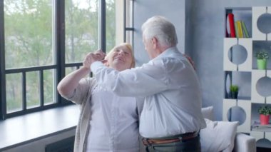 Aktif emeklilik ve boş zaman faaliyetleri, yaşlı bir çift, mutluluk dansı