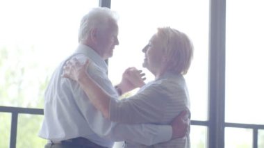 Aktif emeklilik ve boş zaman faaliyetleri, yaşlı bir çift, mutluluk dansı