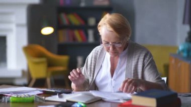 yaşlı kadın faturaları hakkında endişelenir. tüm iyi anlıyor. sakinleştirir, özgürce nefes