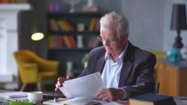 yaşlı adam faturaları hakkında endişelenir. tüm iyi anlıyor. sakinleştirir, özgürce nefes