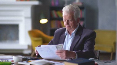 yaşlı adam faturaları hakkında endişelenir. tüm iyi anlıyor. sakinleştirir, özgürce nefes