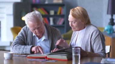 eski fotoğraf albümü arıyorsunuz ve gülümseyen yaşlı mutlu çift