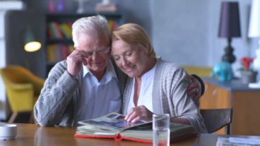 eski fotoğraf albümü arıyorsunuz ve gülümseyen yaşlı mutlu çift