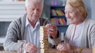 yaşlı çift masa oyunları oynama