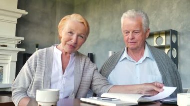 Örümcek ağı fotoğraf makinesi, rahat oturma odasında internette aile ile iletişim içinde eğleniyor yaşlı çift