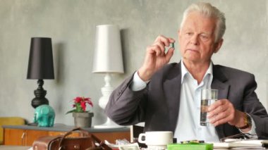 Mutsuz üzücü ve sorunlu yaşlı adam bir hap görünüyor ve götürün