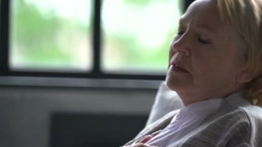 yaşlı kadın kadar öksürük ve burun mendil içine üfleme hasta