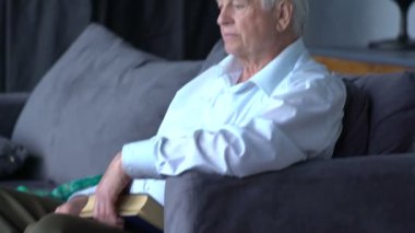 empresario indica donde siente molestias de ardor de estómago