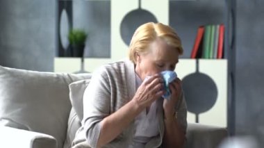 öksürük ve tıp uyuşturucu su bardağı içinde arka plan üzerinde kafa tutan hasta yaşlı kadın