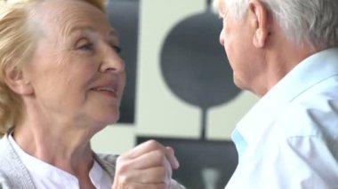 Aktif emeklilik ve boş zaman faaliyetleri, yaşlı bir çift, mutluluk dansı