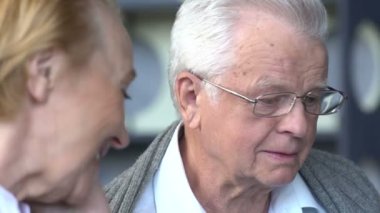 kocasının arka plan aleyhine telefonda konuşurken yaşlı kadın