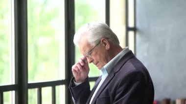 ciddi yaşlı adam kamera bakıyor ve gülümseyen