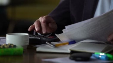 Komuta sizde endişeler hakkında onun faturalarını, dolly. hesap makinesi ve glee gördüğü