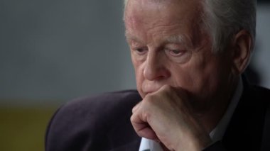 Mutsuz üzücü ve sorunlu yaşlı adam bakıyor bir hap ve onu ele geçirecek