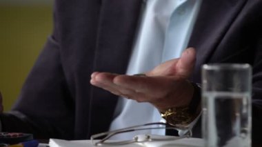 Mutsuz üzücü ve sorunlu yaşlı adam bakıyor bir hap ve onu ele geçirecek