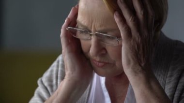 yaşlı kadın faturaları hakkında endişelenir. o Hesap makinesinde dikkate alır ve altüst olur