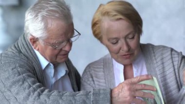 eski fotoğraf albümü arıyorsunuz ve gülümseyen yaşlı mutlu çift