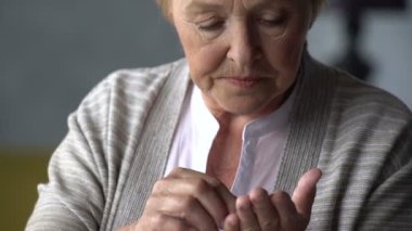 yaşlı kadın kendini kötü hissediyor, bir hap alır ve çok daha iyi hissediyor
