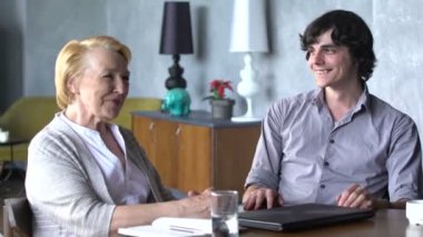 Büyükanne, birlikte gülen ile konuşmayı torunu