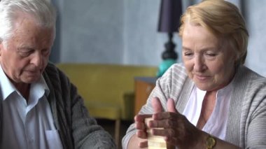 yaşlı çift masa oyunları oynama