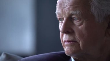 Komuta sizde kızgın, sorunlu, huzursuz ve üzgün bir ifade ile