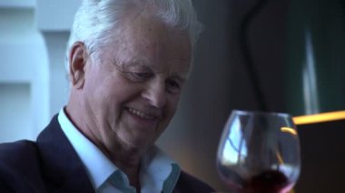 yaşlı adam evde şarap içme