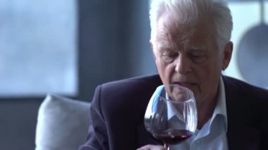 yaşlı adam evde şarap içme