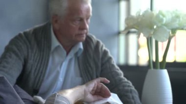 Doktor hasta yaşlı kadın ve kocası evde