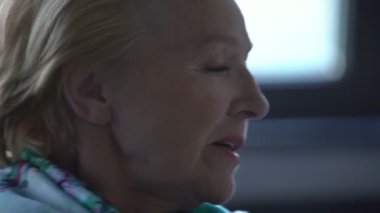 yaşlı erkek ve kadın ciddi konuşma