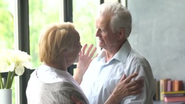 seven yaşlı çift. Kocam yaşıyor, kötü haber. karısı ve kamera üzgün göz neşelen deneyin