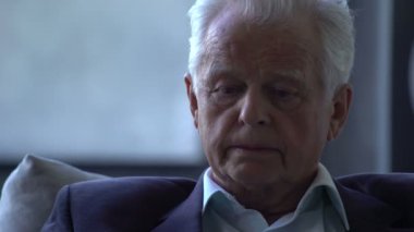 empresario indica donde siente molestias de ardor de estómago