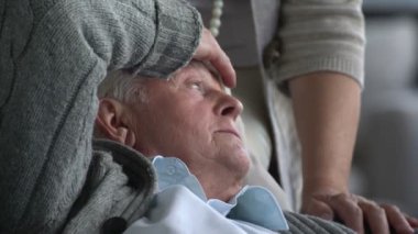 Doktor hasta yaşlı bir adam ve karısı için konuşuyor