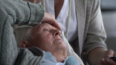 Doktor hasta yaşlı bir adam ve karısı için konuşuyor