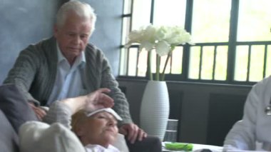 Doktor hasta yaşlı kadın ve kocası evde