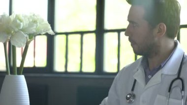 Doktor hasta yaşlı kadın ve kocası evde