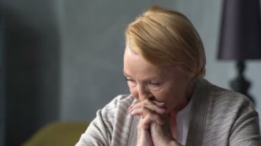 yaşlı kadın ile baş ağrısı bir hap alır