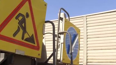 Trafik işaretleri yol için yavaş kamyon hareket çalışıyorum. Sokak onarım, otoyol İnşaat