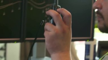 yol hizmet dağıtıcısı kullanın telsiz ve bilgisayar içinde modern kontrol odası