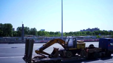 Rusya St.Peterburg-28 Mayıs 2016: ağır caterpillar buldozer sanat eseri havadan görünümü bir römork modern karayolu üzerinde