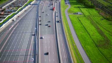 Modern otoyol kavşağı city yakınındaki hava görünümünü gün güneşli yaz